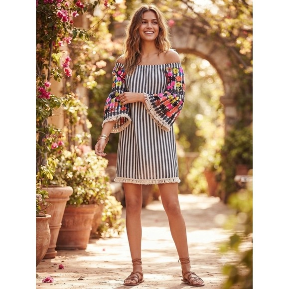 Philosphy Dresses & Skirts - Philosophy Gray White Striped Embroidered Floral Sleeve Dress Linen Boho‎ Large